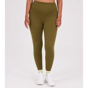 Girlfriend Collective Float Ultralight Legging in Fern Size Medium